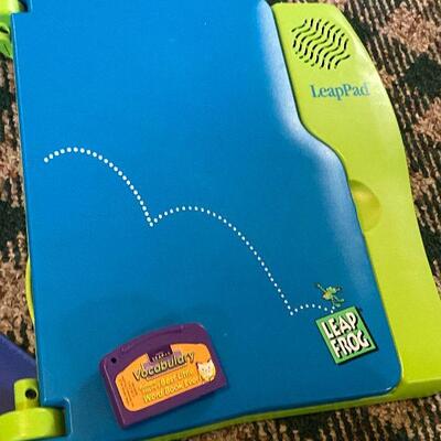 P109: Leap Frog Leap Pad w/Books & Cartridges