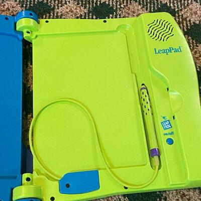 P109: Leap Frog Leap Pad w/Books & Cartridges