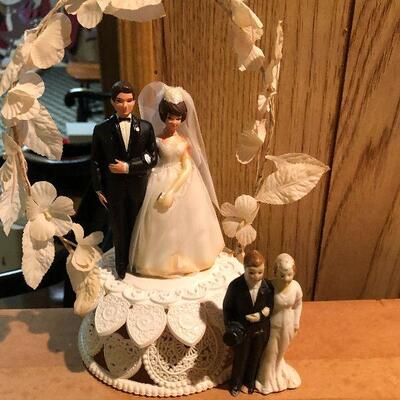 P123: Vintage Wedding Dress & Cake Toppers Must See