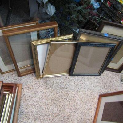 LOT 185 PHOTO FRAMES AND FRAMED WALL DECOR