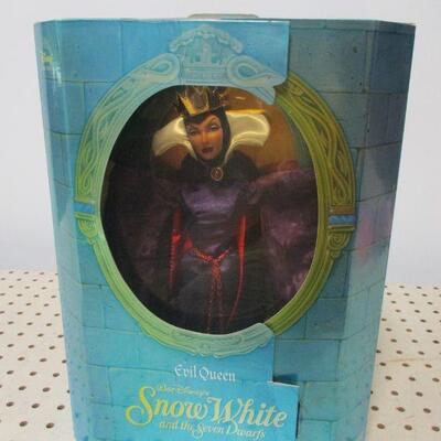Lot 11 - Disney's Evil Queen From Snow White (Great Villains Collection)