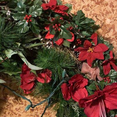 P143: Large Holiday Wreath w/lights
