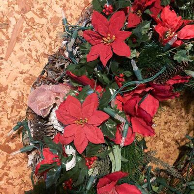 P143: Large Holiday Wreath w/lights