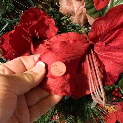 P143: Large Holiday Wreath w/lights