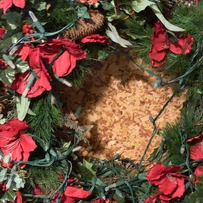 P143: Large Holiday Wreath w/lights