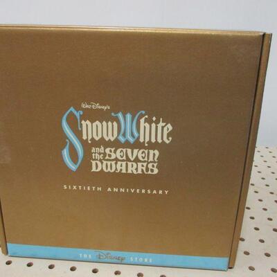 Lot 59 - Disney Snow White Seven Dwarfs Magic Mirror on the Wal 3D Plate 60th Anniversary