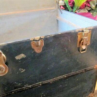 Vintage 1920's storage trunk