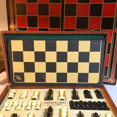 CL48:  Magnetic Chess Set