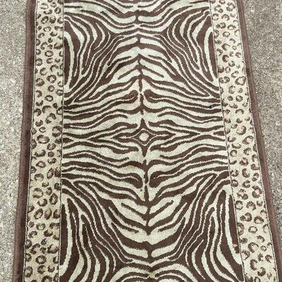 G124: 2'x7' Brown Print Rug