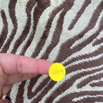 G124: 2'x7' Brown Print Rug