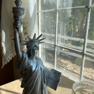 Statue of Liberty lot beer mugs and statue 