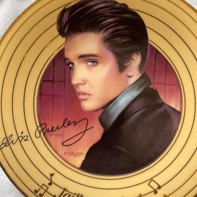 Elvis collector plate lot 5 including electric music player 