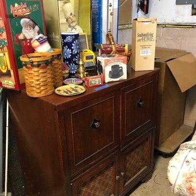 Lot 91 - Vintage Electronics, Furniture and Home Decor