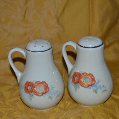 Lot#22 Vintage Kitchenware lot
