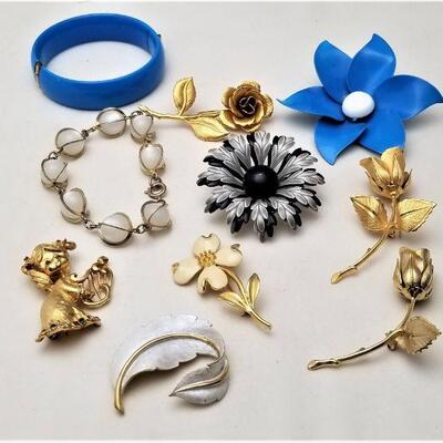 Lot #204  Vintage Costume Jewelry Lot