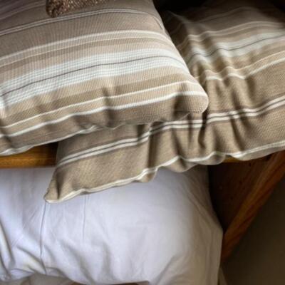 46. Pillows, pillow forms, fabric and blankets