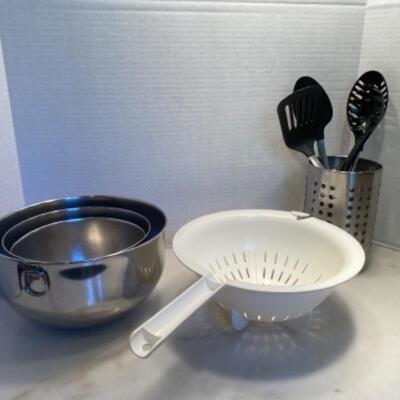 423: Set of 3 Metal Mixing Bowls, Utensils w/ Basket and Strainer 