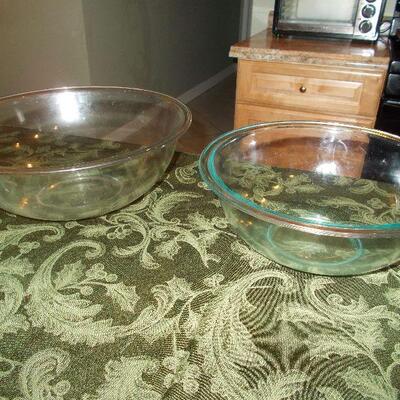 Pair of Pyrex Glass Mixing Bowls 