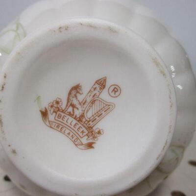 Lot 79 - Irish Belleek Shamrock Vase 