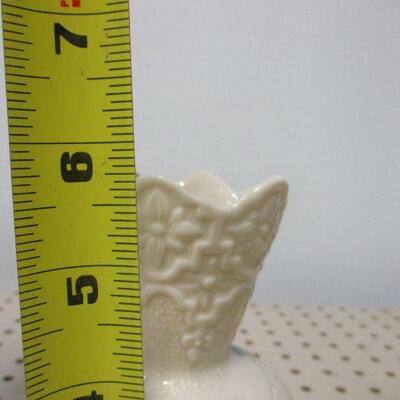 Lot 81 - Irish Belleek Shamrock Vase 