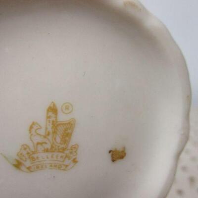 Lot 81 - Irish Belleek Shamrock Vase 