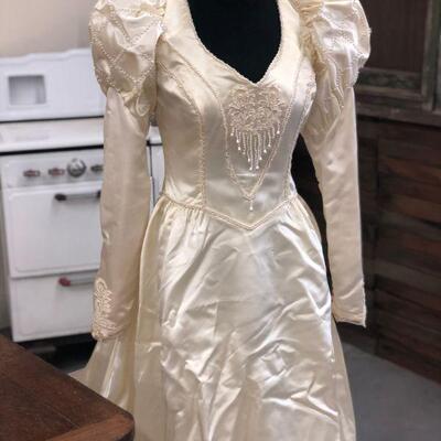 Lot 51 Beautiful Vintage Piccione Wedding Dress Size 2Petite?