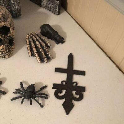 #241 Halloween Situation: Styrofoam Skeleton, Head stone, siders, bats