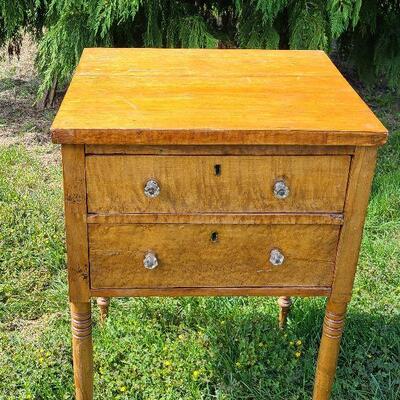 G22: Burled Early Americana Side Table with 2 Drawers