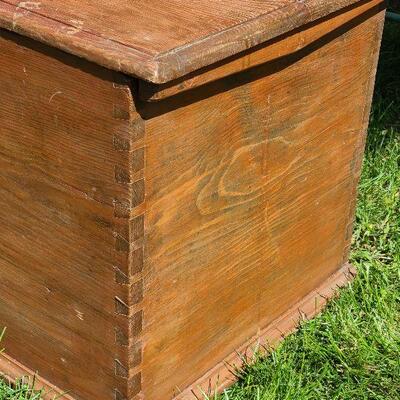 G25: Antique Solid Wood Trunk