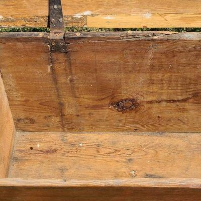 G25: Antique Solid Wood Trunk