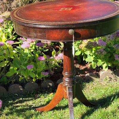 G50: Round Tri-foot Candlestick Accent Table
