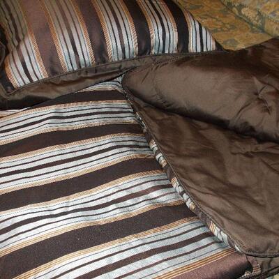 Beautiful Full/Queen Reversible Comforter with Matching Shams