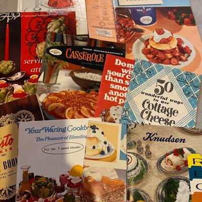 Vintage cookbook/pamphlet lot 