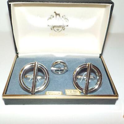 2 sets of men's tie clips and cuff links.