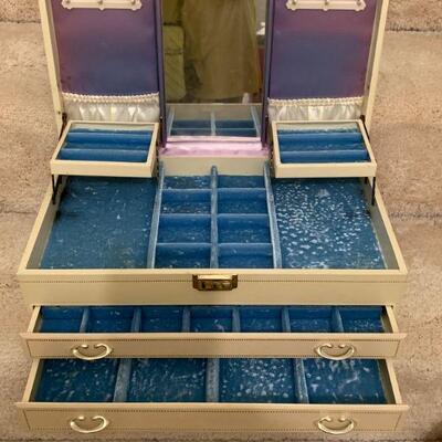 IDT 1   VINTAGE LEATHERETTE JEWELRY BOX 