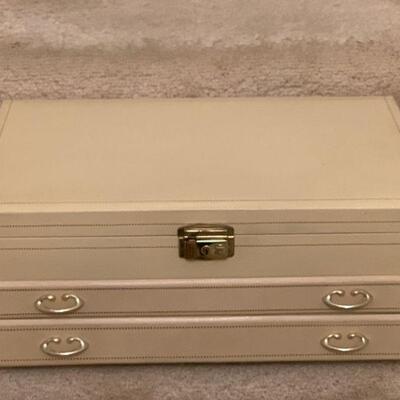 IDT 1   VINTAGE LEATHERETTE JEWELRY BOX 