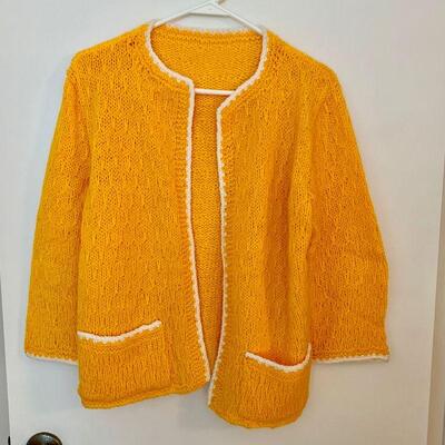 IDT 6  VINTAGE MARIGOLD HAND KNIT CARDIGAN SWEATER.