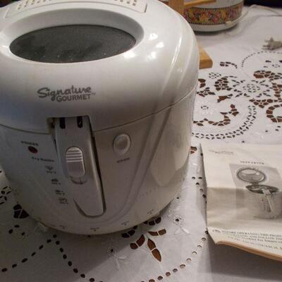 Deep Fryer and Two Saucepans with Tops