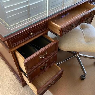 LOT#72MB: 8 Drawer Desk & Chair