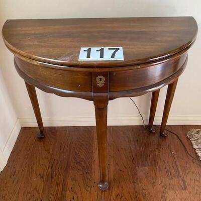 LOT#117H: Queen Anne Style Gate Leg Table