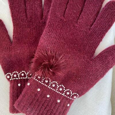 Coldwater creek new with tag mittens with fur  accent