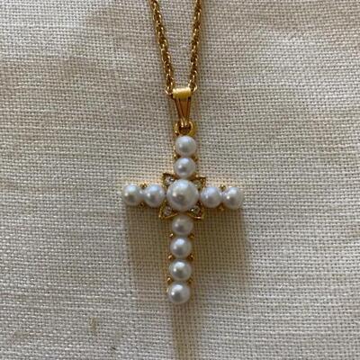 Pearl gold tone cross pendant 