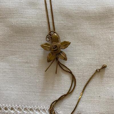 Vintage goldtone flower bolo  necklace