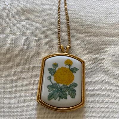 White and floral vintage necklace