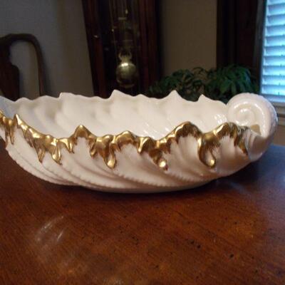 Beautiful lenox Acanthus Leaf Design Dish with 24K Gold Trim
