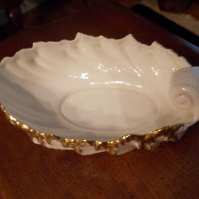 Beautiful lenox Acanthus Leaf Design Dish with 24K Gold Trim