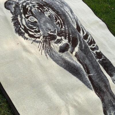 Reversible tiger  throW 