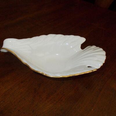Beautiful Lenox Dove Design Serving Dish with 24K Gold Trim