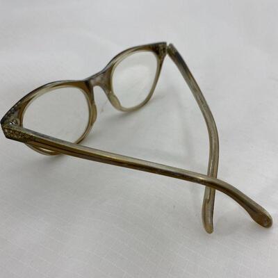 .113. Vintage 60s Cat Eye Glasses