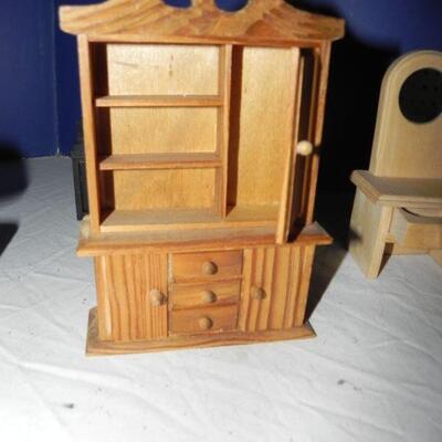 WOODEN DOLLHOUSE FURNITURE